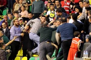 Ma&ccedil;ta yumruklar konuştu! Yaralılar var