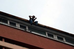 &Ccedil;atıya &ccedil;ıkan genci polis ikna etti