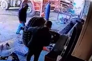 Tamir ettiği lastik bomba gibi patlayınca ağır yaralandı