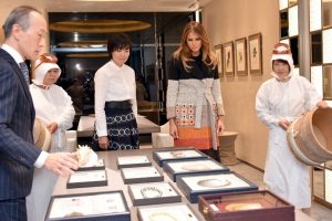 Trump ve Abe golf oynadı, eşleri inci alışverişi yaptı