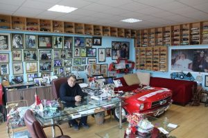 Bir ev parasını maket arabalara harcadı