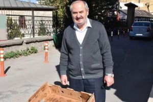 "İ&ccedil;ime dert oldu" dedi, her cuma poğa&ccedil;a dağıtıyor