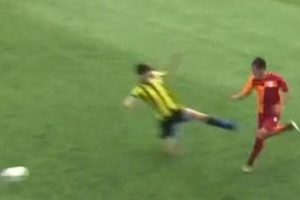 F.Bah&ccedil;e - G.Saray derbisinde tepki &ccedil;eken hareket!