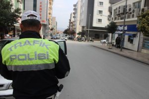 Ara&ccedil;lardaki siyah cam filmleri i&ccedil;in s&uuml;r&uuml;c&uuml;lere uyarı