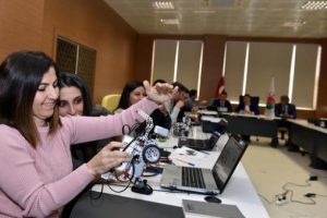 &Ccedil;ocuklar robot yapmayı &ouml;ğrenecek