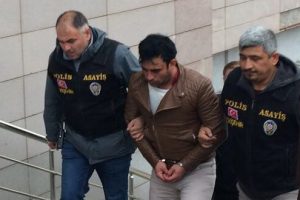 Eşini bı&ccedil;aklamak isterken babasını &ouml;ld&uuml;ren şahıs yakalandı