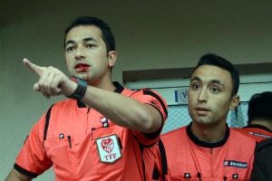 Kırmızı kartı g&ouml;steren hakeme kafa attı