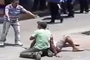 Bir kişiyi rehin alan hırsıza lin&ccedil; girişimi