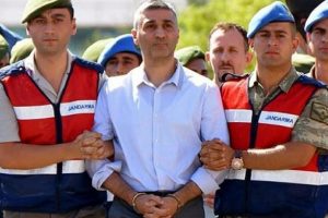 Sanıklar ve şehit yakınları birbirine girdi!