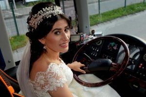 Gelinlikle otob&uuml;s şof&ouml;rl&uuml;ğ&uuml; yaptı