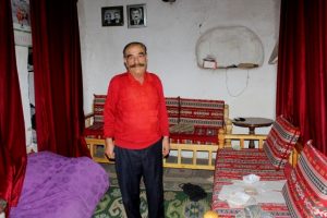 Yedi dil biliyor, her dilde kısmetini arıyor