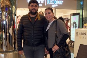 Ebru Yaşar eşiyle alışveriş turunda