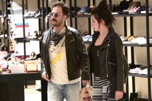 Ayakkabı ve &ccedil;antaları g&ouml;r&uuml;nce dayanamadı