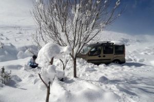 Yaylada mahsur kalan 3 kişi kurtarıldı
