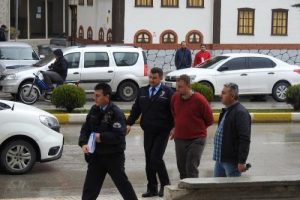 İki gen&ccedil; kıza TIR şof&ouml;r&uuml;nden taciz!