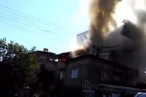 Metrelerce y&uuml;kseğe &ccedil;ıkan duman ve alev korkuttu