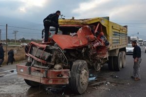 Kamyon, TIR'a &ccedil;arptı: 1 &ouml;l&uuml;
