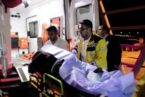 Yolda bozulan aracı iterken tır &ccedil;arptı