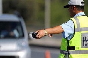 Ceza yazan polisin arabasını yaktı