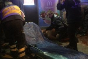 Restoran &ccedil;alışanı m&uuml;şterileri bı&ccedil;akladı