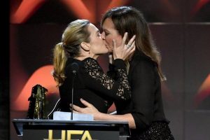 Kate Winslet'tan Allison Janney'e dudak dudağa tebrik