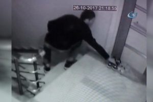 Apartmandan ayakkabı hırsızlığı b&ouml;yle g&ouml;r&uuml;nt&uuml;lendi