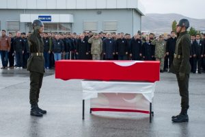 Şehit &uuml;steğmen memleketine uğurlandı