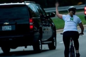 Trump'a el hareketi yapan kadın işten atıldı