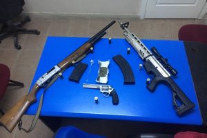 Bursa İznik'te durdurulan ara&ccedil;ta silah ve uyuşturucu bulundu