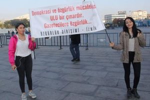 S&ouml;zc&uuml; Gazetesi davasında sessiz protesto!