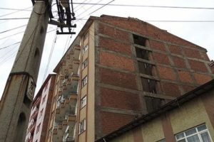 Yeni doğurduğu bebeği poşete koyup 5. kattan attı
