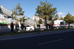 Yolun karşısına ge&ccedil;meye &ccedil;alışan &ouml;ğrenciye otomobil &ccedil;arptı