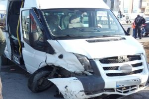&Ouml;ğrenci servisi kaza yaptı: 9 yaralı