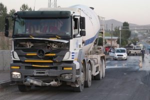 Beton mikserinin &ccedil;arptığı kadın hayatını kaybetti