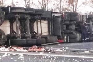 Sakarya'da TIR devrildi: otoyol ulaşıma kapandı