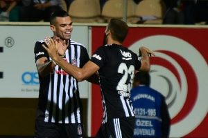 Pepe tecr&uuml;be dersi veriyor