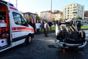 Bursa Orhangazi'de iki otomobil &ccedil;arpıştı: 3 yaralı