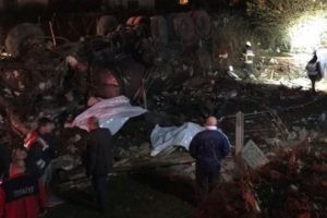 D&uuml;zce'de beton mikseri kahvehaneye girdi: 2 &ouml;l&uuml;, 5 yaralı