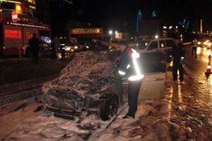 L&uuml;ks otomobil alev topuna d&ouml;nd&uuml;