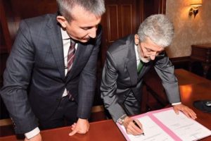 Yeni başkan t&uuml;m genel m&uuml;d&uuml;r ve b&uuml;rokratların istifasını istedi
