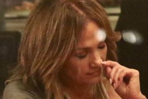 Jennifer Lopez'in burnunu karıştırmasına İrem Derici'den destek