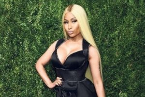 Minaj'dan dekolte şov
