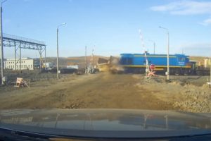 Tren kamyonete b&ouml;yle &ccedil;arptı