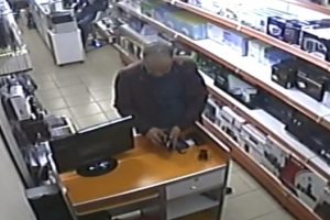 M&uuml;şteri gibi geldi, c&uuml;zdanı b&ouml;yle boşalttı