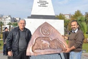 Emekli memurdan deniz şehitlerine vefa
