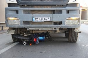 Otomobil &ccedil;arptı, beton mikserinin altında can verdi