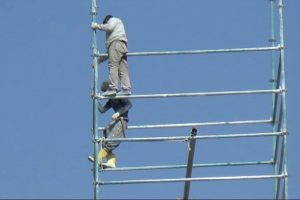 Metrelerce y&uuml;ksekte &ccedil;alışan iş&ccedil;iler tehlikeye aldırış etmiyor