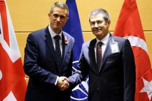 Milli Savunma Bakanı Canikli, İngiliz mevkidaşıyla bir araya geldi