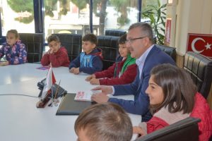 Bursa Karacabey'de miniklerin kitap okuma g&uuml;nleri s&uuml;r&uuml;yor