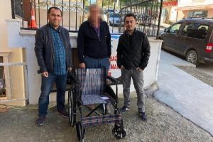 Tekerlekli sandalye bağışladı, cezadan kurtuldu